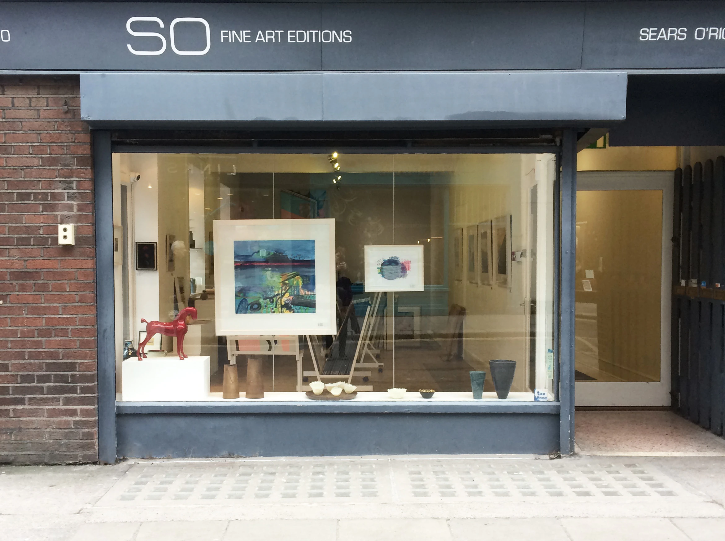 In good company, Mary O'Connor's print recently in the front window of So Fine Art Editions, Print Gallery, Dublin beside a stunning Barbara Rae print. Visit Mary's site at https://maryoconnorart.com